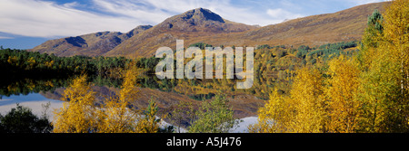 U K Schottlands Inverness Shire Herbst Glen Affric Loch Benevan und Berg von Mam Sodhail Stockfoto