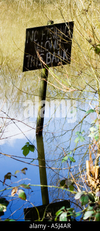 Kein Fischen entlang dieser Bank. Zeichen, eingeschränkter Zugriff. Stockfoto