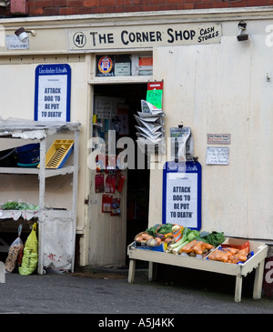 Corner Shop, Hinterstraßen, Ronnie Barker, 24-Stunden-Geschäft, Lebensmittelgeschäft, Durchgehend geöffnet, alte Schule, traditionell, Grundausstattung, Obst, Kartoffeln, Klatsch Stockfoto