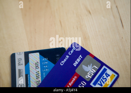 Zwei Kreditkarten liegen auf einem Holztisch Fläche 2006 Stockfoto