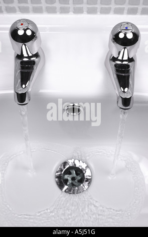 Wasser in ein Waschbecken im Badezimmer Stockfoto