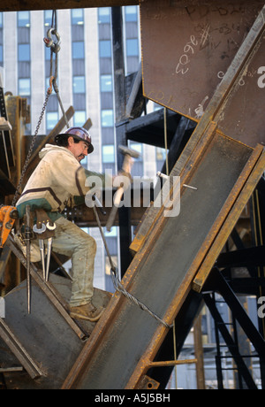 Mohawk indischen Eisen Arbeiter Connector John Diago überredet Stücke, die im Random House Building passen. Stockfoto