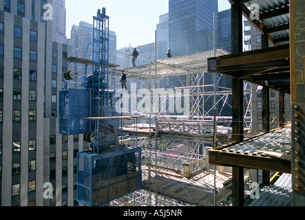 Arbeiter bauen Aufzug Turm verwendet, um Arbeitnehmer und Zubehör für Random House Gebäude am 1745 Broadway in New York City. Stockfoto