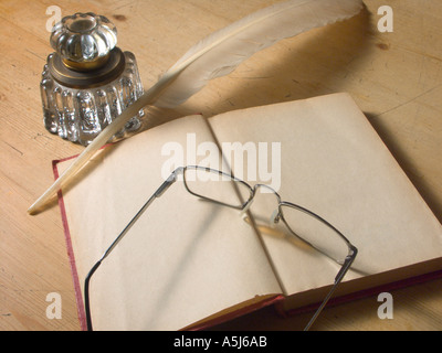 Ein altes Buch mit Lesebrille und Tintenfass und leeren Titelseite Stockfoto