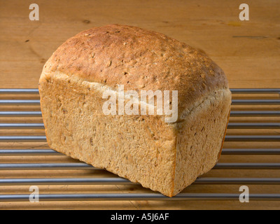 Ein frisch gebackenes Brot auf einem Edelstahl-Untersetzer Stockfoto