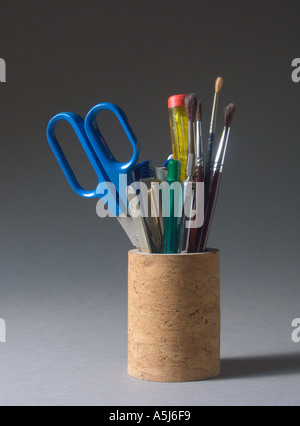 Zeichnung und Schreibgeräte in einem Kork-Topf Stockfoto