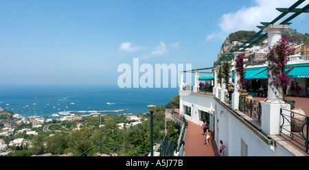 Blick über die Marina Grande von oben der Standseilbahn (Funicolare), Capri (Ort), Capri, neapolitanische Riviera, Italien Stockfoto