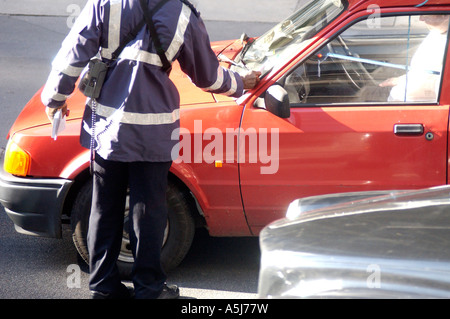 Britische Auto in London immer einen Parkschein aus einem Traffic Warden London UK Stockfoto