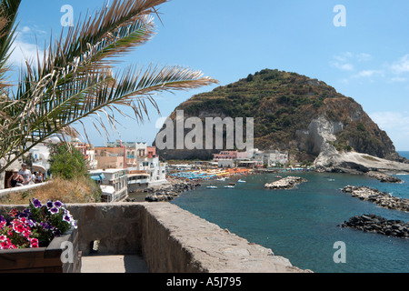 Blick über das Resort und Strand von Sant Angelo, Ischia, Italien Stockfoto