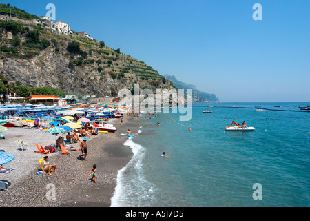 Strand mit Blick auf Maiori, Minori, Amalfi-Küste, neapolitanischen Riviera, Italien Stockfoto