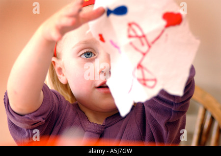 Britische Mädchen, die Spaß an Kunst Handwerk Klasse London UK Stockfoto