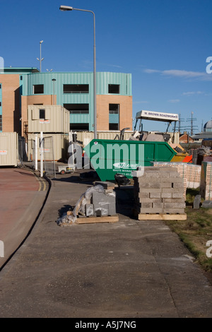 Grünen Müllcontainer auf einer Baustelle, wo die Neubauten entlang der Flussufer Dundee, UK entstehen, Stockfoto