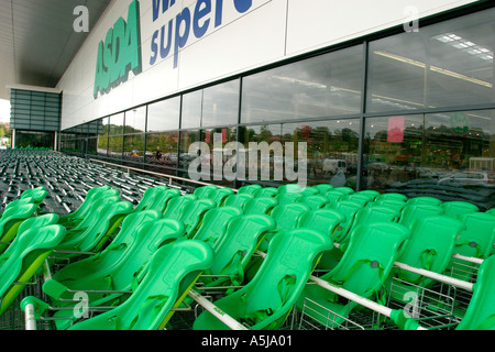 Einkaufswagen außerhalb Asda Supermarkt in Swindon Stockfoto