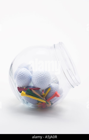 Golfbälle und Tees im Glas Stockfoto