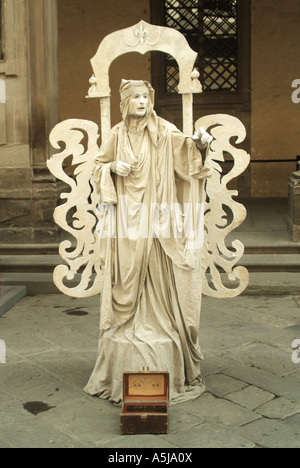 Italiian street scene alle weißen mime artist Person & Requisiten stehen auf Sockel mit Geld Sammelbox im touristischen Teil von Florenz Toskana Italien Stockfoto