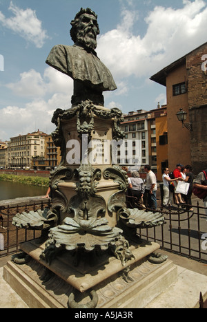 Büste Statue auf der Brücke Ponte Vecchio Florenz von Benvenuto Cellini italienische Goldschmied, Bildhauer Verfasser Soldat Musiker & Künstler Toskana Italien EU Stockfoto