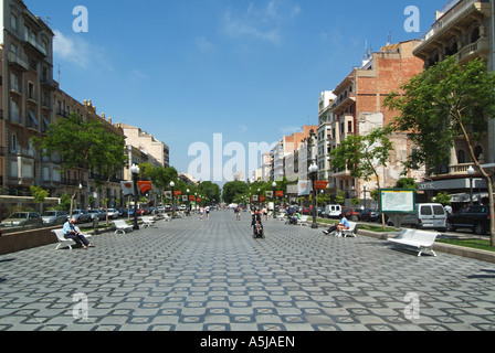 Bold Pflastersteine Muster auf blauen Himmel Tag auf Spanisch Rambla Nova breite Fußgängerzone Promenade zum Spazierengehen Tarragona Costa Daurada Katalonien Spanien Stockfoto