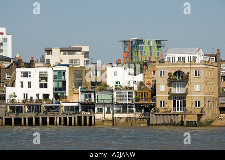 Themse Mix aus Riverside apartment Häuser & Wohnungen Immobilien bunten Block modernen Wohnungen über Skyline Tower Hamlets East London Großbritannien Stockfoto