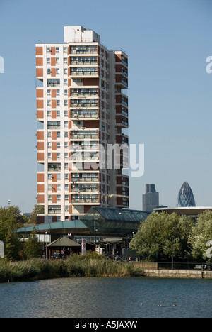 Rotherhithe Hochhaus kommunale Wohnanlage am See mit City Of London Skyline über Stockfoto