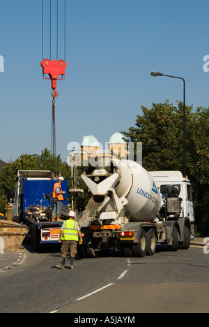 Fertigmischung konkrete LKW Umkehrung in Bau Website Eingang artikuliert LKW Ladung Verstärkung Entladung per Kran Stockfoto