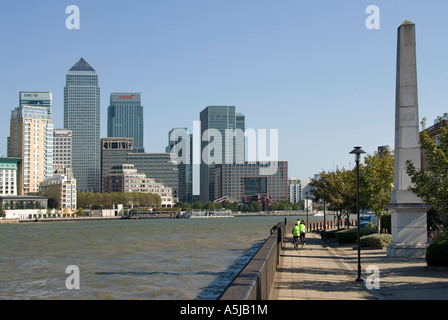 Themse und Canary Wharf Skyline auf der Isle of Dogs beinhaltet Radfahrer London Docklands England Großbritannien Stockfoto