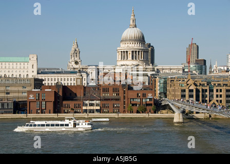 Fluss Themse Ausflugsschiff & Millennium Fußgängerbrücke mit St. Pauls Kathedrale Barbican Wohnblocks Tower City of London school Stockfoto