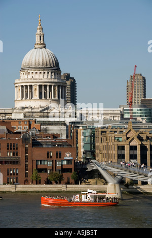 Fluss Themse Ausflugsschiff & Millennium Fußgängerbrücke mit St. Pauls Kathedrale Barbican Wohnblocks Tower City of London school Stockfoto