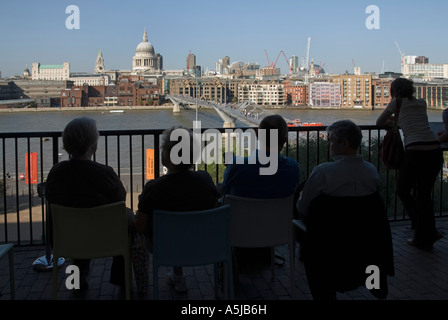 Besucher entspannen und genießen Sie den Blick von der City of London über die Themse beinhaltet die Millennium Fußgängerbrücke Stockfoto