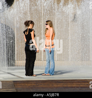 Zwei junge Frauen, die "cooling off" neben "Erscheinen Zimmer" Brunnen erstellt von Jeppe Hein Stockfoto