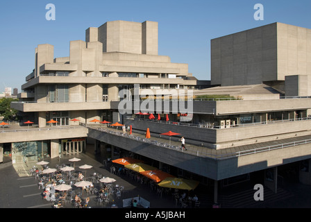 Menschen an Tischen im Freien Nationaltheater komplexe heissen Sommertag brutale konkreten Architektur Nationaltheater South Bank Lambeth London England Großbritannien Stockfoto