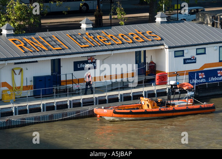 Royal National Lifeboat Institution Pier Basis für Themse Rettungsdienst neben der Waterloo bridge Stockfoto