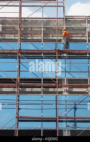 Einzigen Bauarbeiter stehen auf Gerüsten Stockfoto