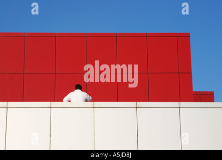 Mann auf bunten Gebäude Stockfoto