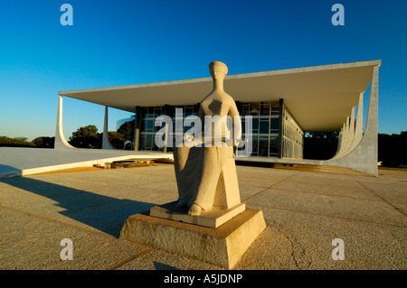 Oscar Niemeyer Brasilien obersten Bundesgericht Gebäude in Brasilia Architektur Gerechtigkeit Skulptur von Alfredo Ceschiatti Stockfoto
