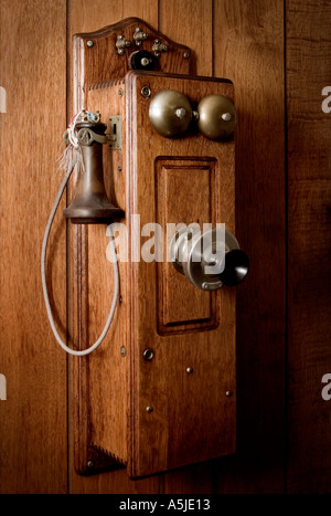 Antikes Telefon alte altmodische Holzwand hing hängenden Glocken Mundstück frühen amerikanischen Geschichte historische Americana Stockfoto