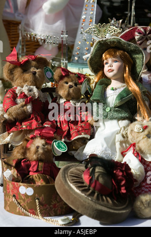 Puppen und Stofftiere in Portobello Road Antiquitätenmarkt in Notting Hill, London Stockfoto