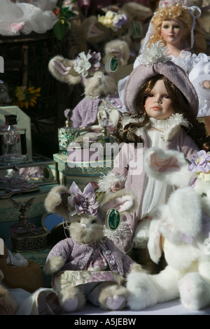 Puppen und Stofftiere in Portobello Road Antiquitätenmarkt in Notting Hill, London Stockfoto