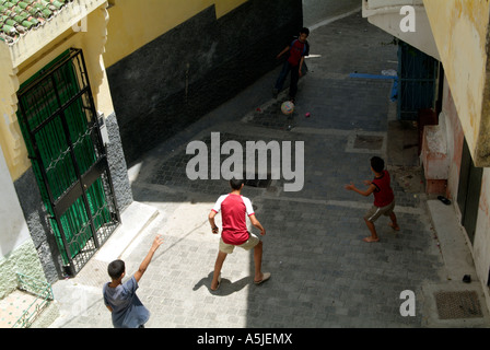 Footbally in der Medina an einem heißen sonnigen Tag Tanger Marokko Juni 2006 Stockfoto