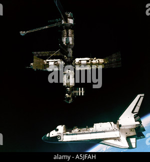 Ein Blick auf das Space Shuttle Atlantis Abfahrt der russischen Raumstation. Datum: 04.07.1995 Stockfoto