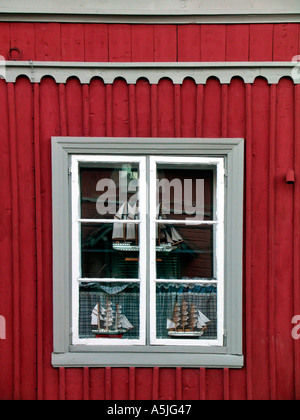 Fenster eines Holzhauses in alte Stadt von Naantali in der südwestlichen Küste von Finnland Stockfoto