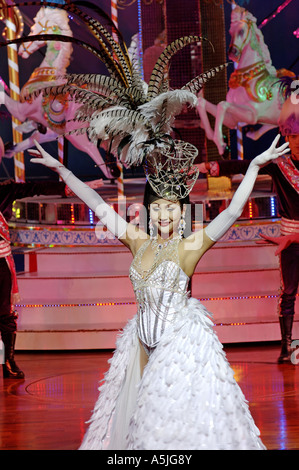 Frau dabei Tanz Durchführung beider Hände hob Diadem Handschuhe auf der Bühne während Alcazar Show bei Bangkok Thailand South East Asia Stockfoto