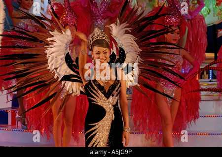 Frau, die während der Alcazar Show wie Schmetterling in Bangkok Thailand in Südostasien auf der Bühne tanzt Stockfoto