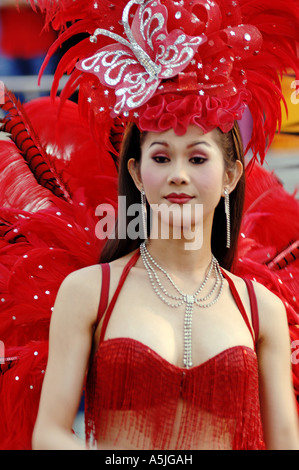 HMA102748 schöne Frau im roten Bikini und ausgefallene Kopfbedeckung während Alcazar Show bei Bangkok Thailand South East Asia Stockfoto