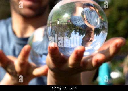 Kontakt-Jongleur, Jonglage mit Glaskugel Stockfoto