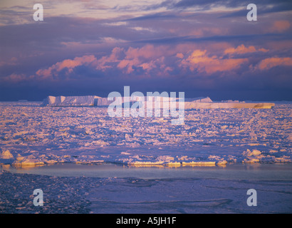 Antarktis Eisberg in der Antarktis Sonnenuntergang Stockfoto