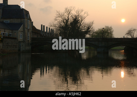 Sonnenuntergang über dem Fluss Welland, Stamford, Lincolnshire, England, UK Stockfoto