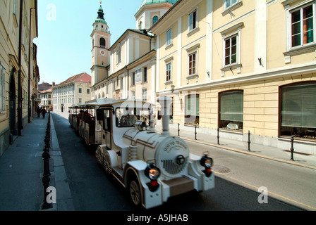 Minizug für Touristen in der alten Stadt von Ljubljana Slowenien Stockfoto