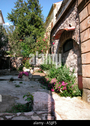 Gasse in der Altstadt Omisalj auf der Insel Krk-Kroatien Stockfoto