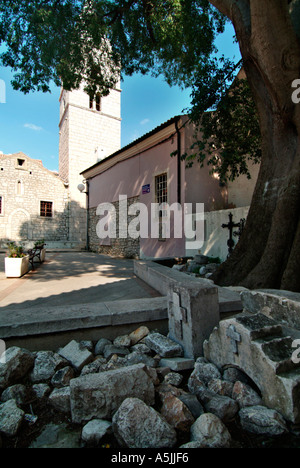 alte Grabsteine vor der Kirche in der alten Stadt von Omisalj auf der Insel Krk-Kroatien Stockfoto