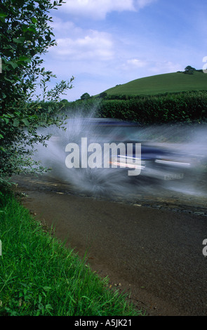 Ein Allradfahrzeug fahren schnell über Sydling Fluss Ford in der Nähe von Sydling St Nicholas Dorf in Dorset county England UK Stockfoto